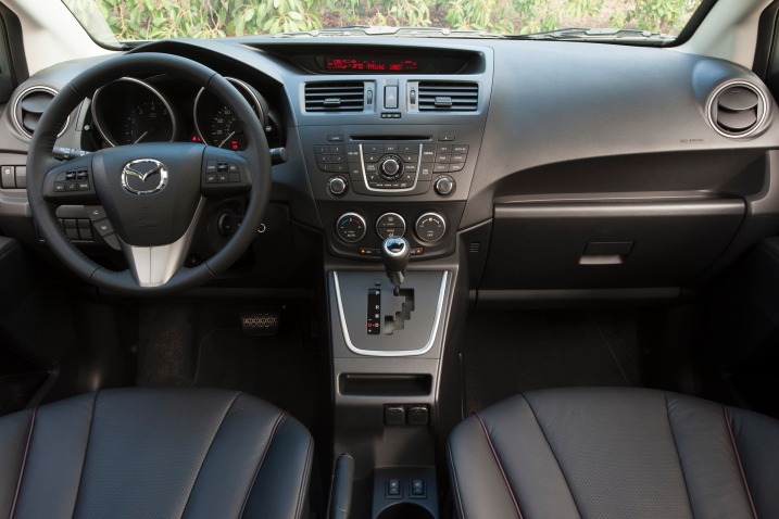 Nội thất của Mazda3 201Nội thất của Mazda3 2014 vẫn đảm bảo sự rộng rãi cần thiết mặc dù kích thước xe nhỏ hơn các dòng khác4 vẫn đảm bảo sự rộng rãi cần thiết mặc dù kích thước xe nhỏ hơn các dòng khác 1