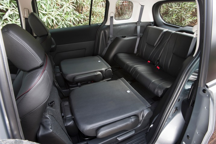 Hàng ghế sau của Mazda5 2014 có thể gập để tăng diện tích khoang chứa hàng 1