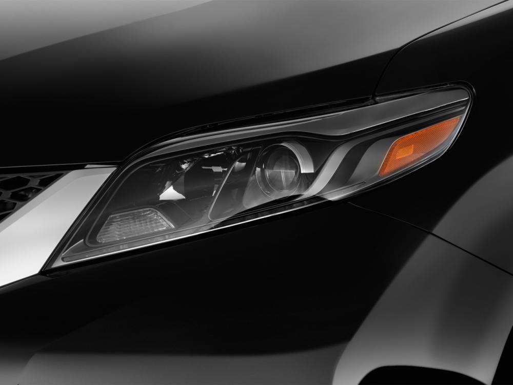 Đánh giá đầu xe Toyota Sienna 2015