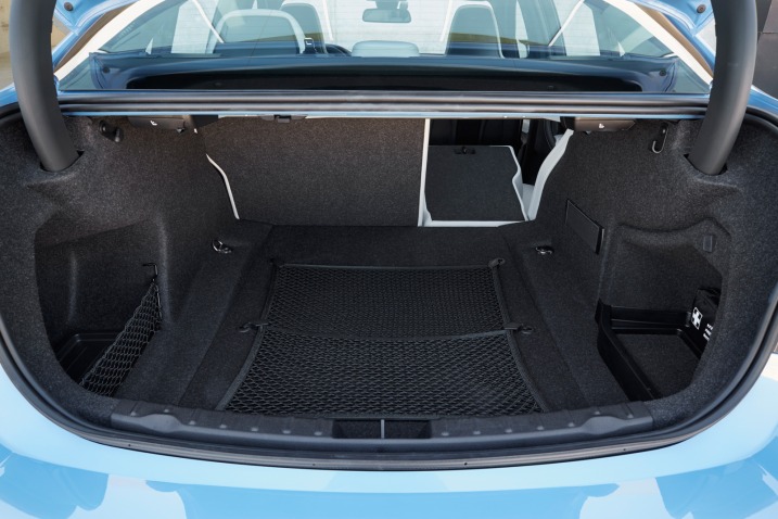 Khoang hành lý BMW M3 2015 khá rộng rãi 1