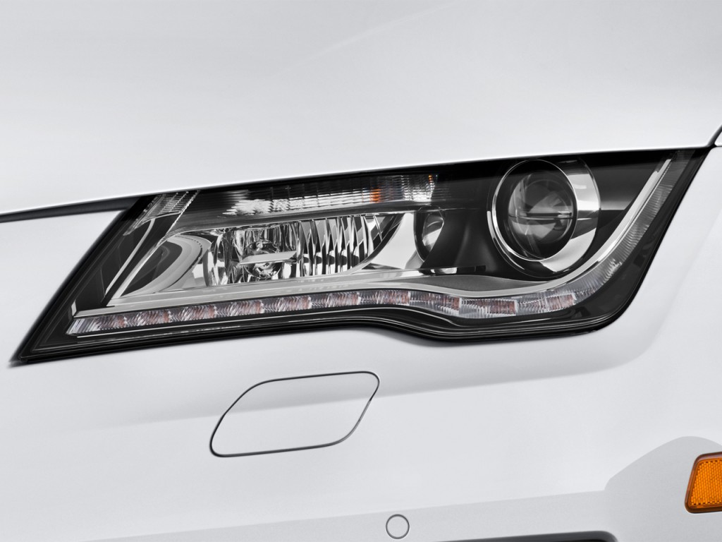Cụm đèn pha của Audi A7 2015 có những đường nét góc cạnh.