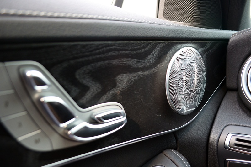 Hệ thống loa trên cửa xe Mercedes-Benz C250 AMG.