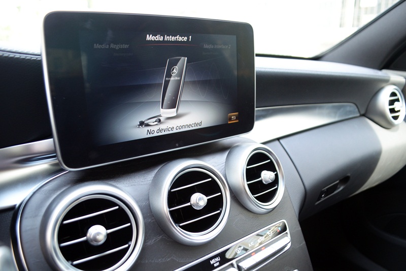 hệ thống điều khiển truyền thông đa phương tiện COMAND Online với màn hình màu TFT 8,4-inch của Mercedes-Benz C250 AMG.