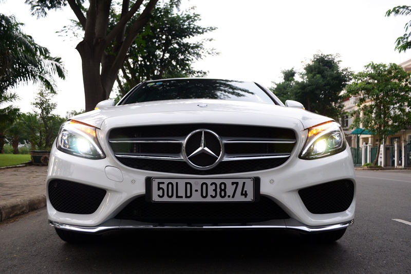 Đầu xe của Mercedes-Benz C250 AMG nhấn mạnh vào bề rộng và chất thể thao.