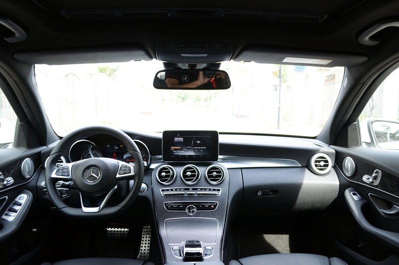 Mercedes-Benz C250 AMG sở hữu không gian nội thất rộng rãi, thoải mái.