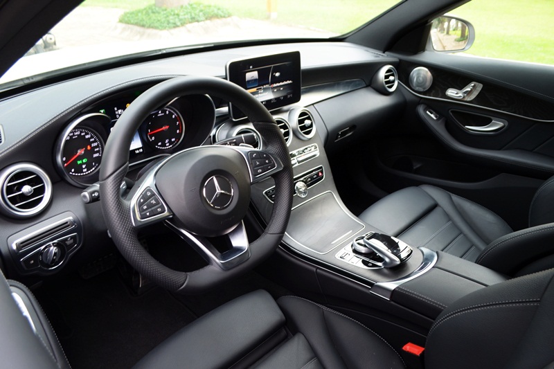 Bảng Tablo của Mercedes-Benz C250 AMG được bọc da cao cấp.