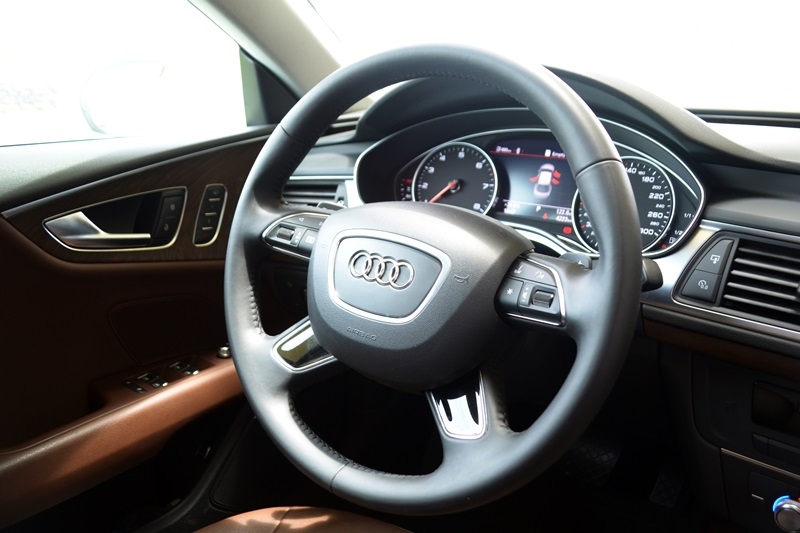 Audi A7 Sportback 2015 sử dụng vô-lăng 4 chấu bọc da cao cấp.
