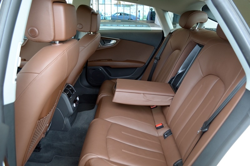 Ghế ngồi của Audi A7 Sportback 2015 được bọc da cao cấp và có tựa đầu giảm chấn.
