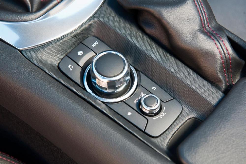 Nút điều khiển hệ thống giải trí trên Mazda MX 5 a