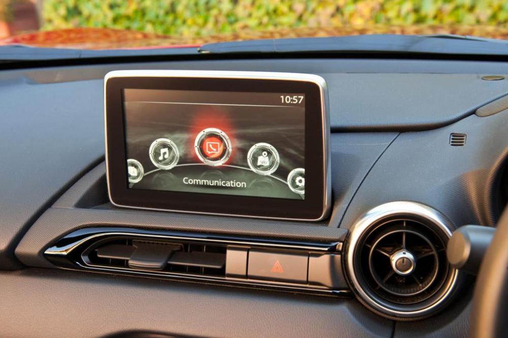 Màn hình điều khiển của Mazda MX 5 2015