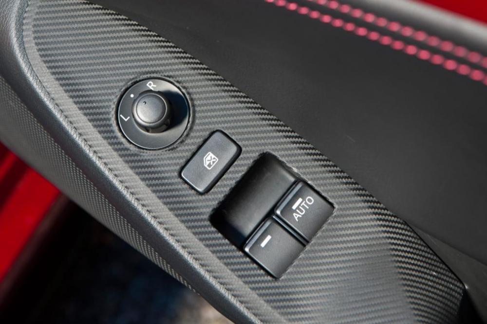 Nút điều chỉnh trên tựa tay ở mặt trong cánh cửa của Mazda MX 5 2015
