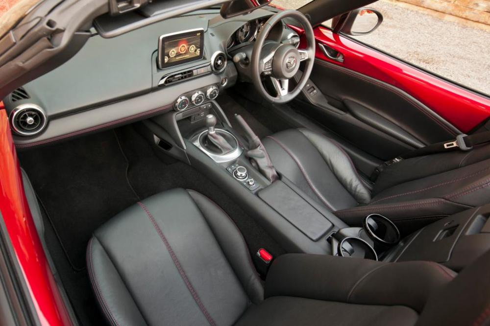 Nội thất của Mazda MX 5 2015 hướng tới người dùng 1