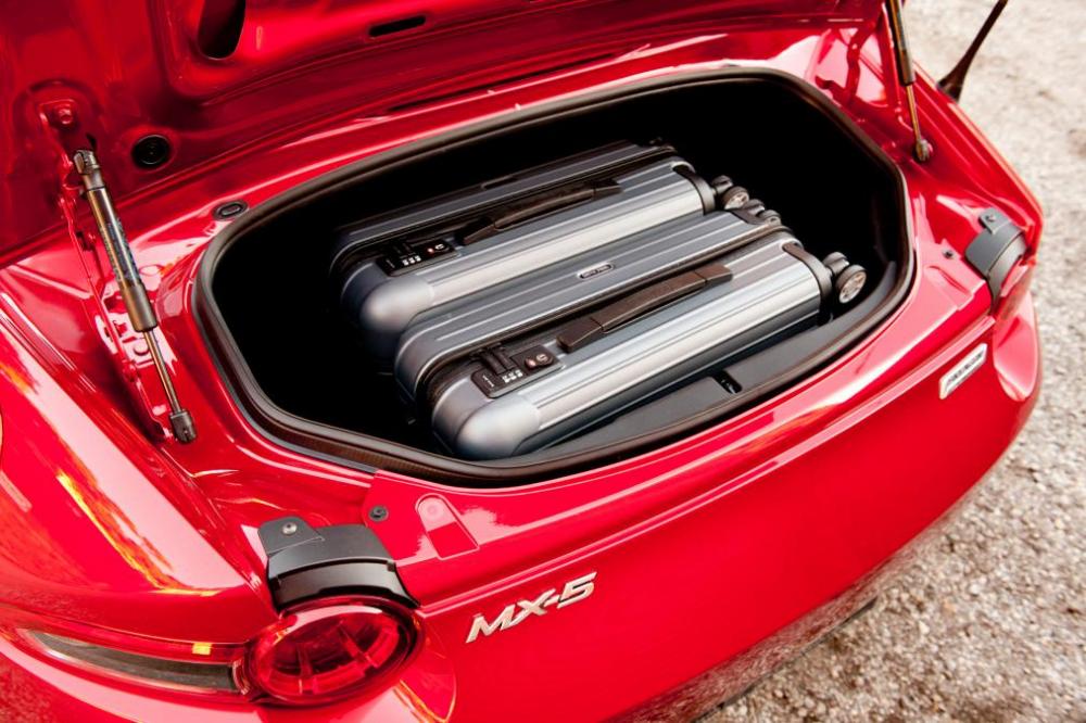 Khoang chứa đồ của Mazda MX 5 2015 a