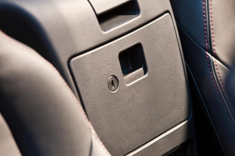 Hộc chứa đồ trên Mazda MX 5 2015