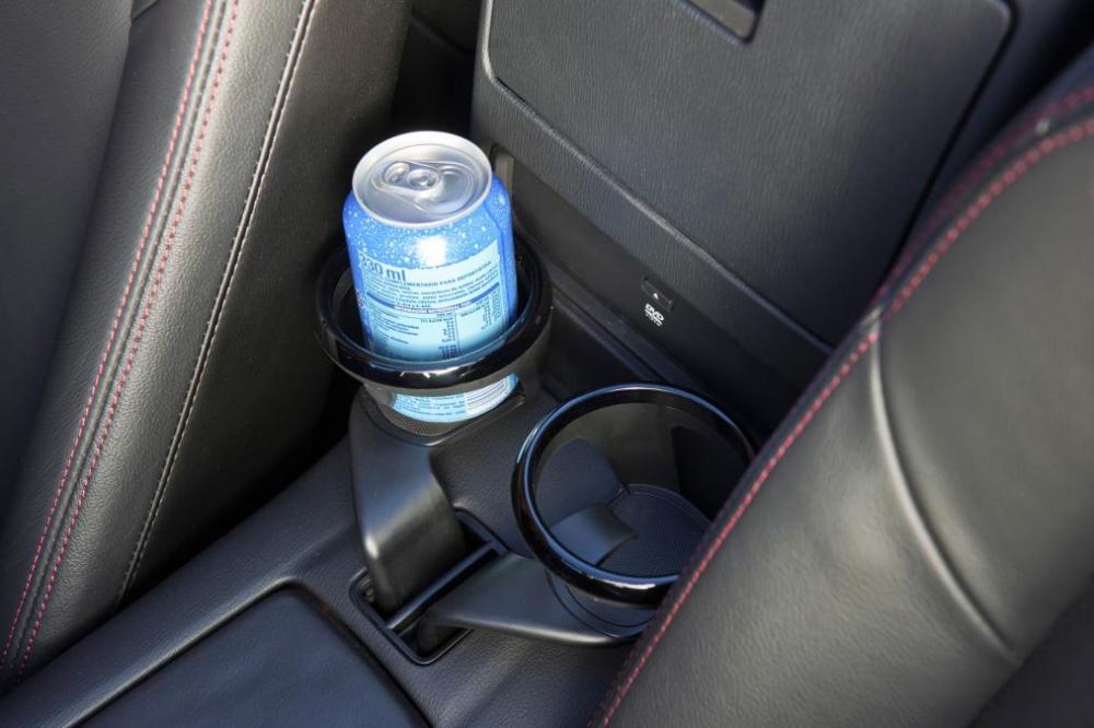 Hộc chứa đồ uống trên Mazda MX 5 2015