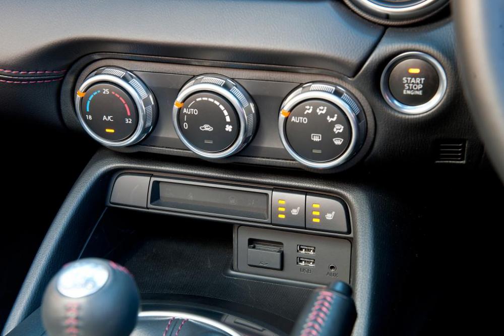 Nút điều khiển hệ thống giải trí trên Mazda MX 5 2015