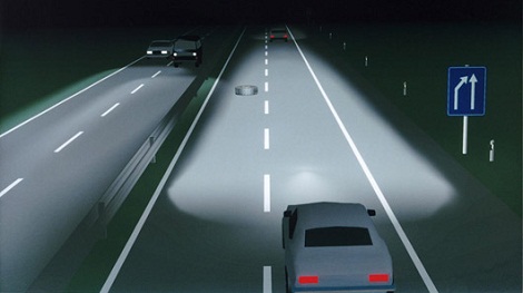 ô tô sử dụng đèn chiếu xa trong thành phố