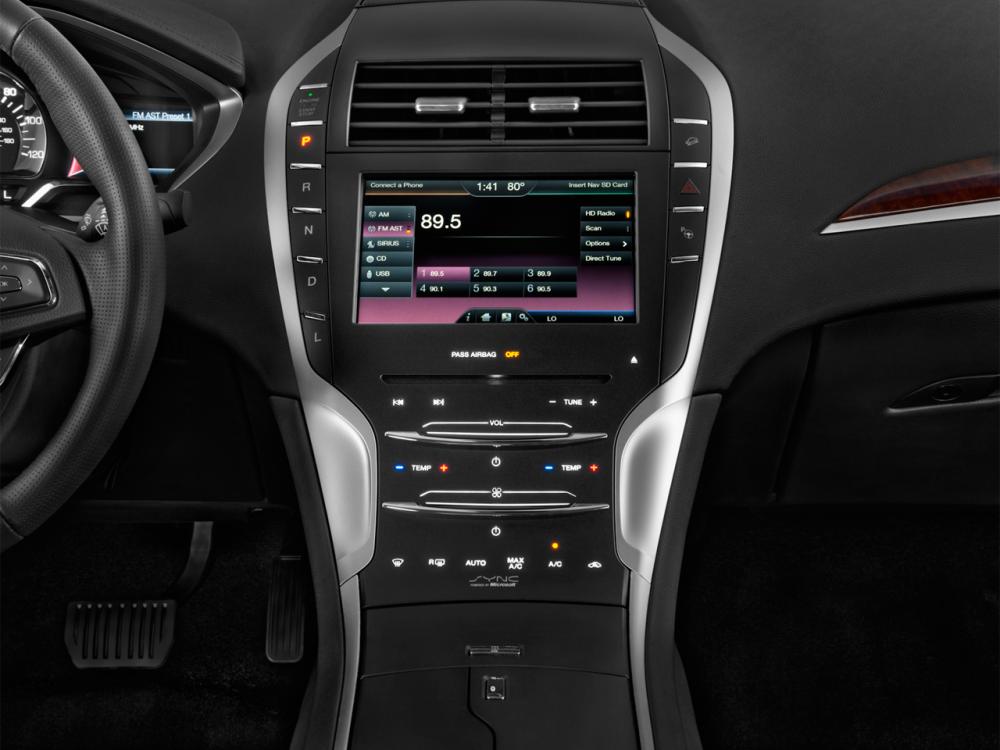 Màn hình điều khiển được gắn trên bảng tablo của Lincoln MKZ 2016 ..