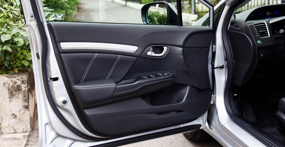 Cửa xe Honda Civic 2015 được thiết kế khá cầu kỳ 1