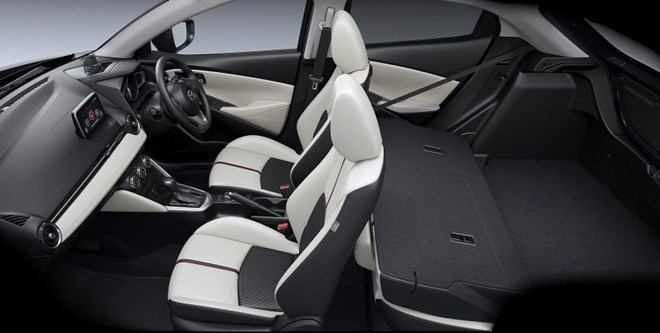 Ghế ngồi của Mazda2 2015 được bọc da và nỉ 1
