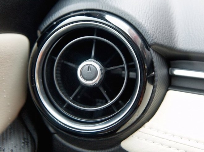Điều hòa tự động trên Mazda2 2015 1