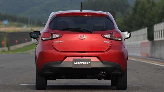 Đuôi xe Mazda2 2015 a