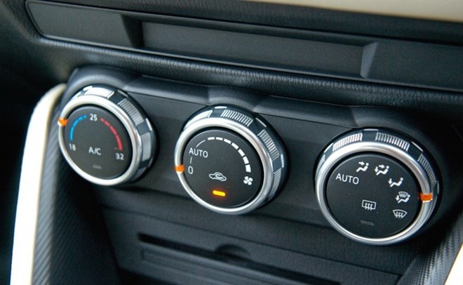 Các nút điều chỉnh hệ thống giải trí của Mazda2 2015 1
