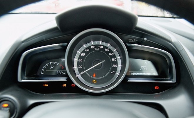 Đồng hồ lái của Mazda2 2015 được thiết kế đơn giản nhưng ứng dụng kỹ thuật cao 1