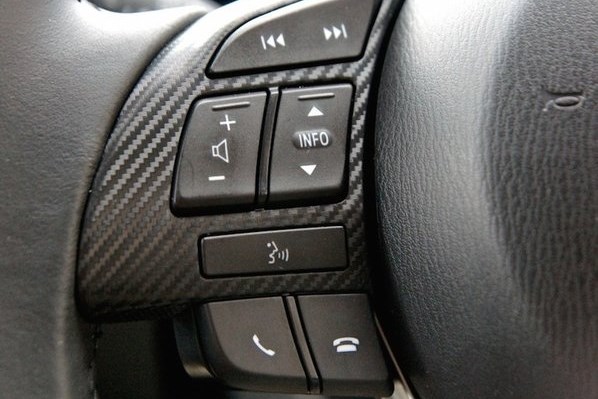 Các phím bấm chức năng trên vô-lăng của Mazda2 2015 1