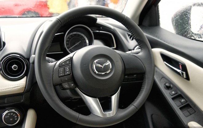 Vô-lăng của Mazda2 2015 1