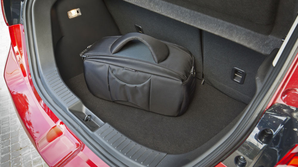 Khoang chứa đồ của Mazda2 2015 tương đối rộng rãi 1