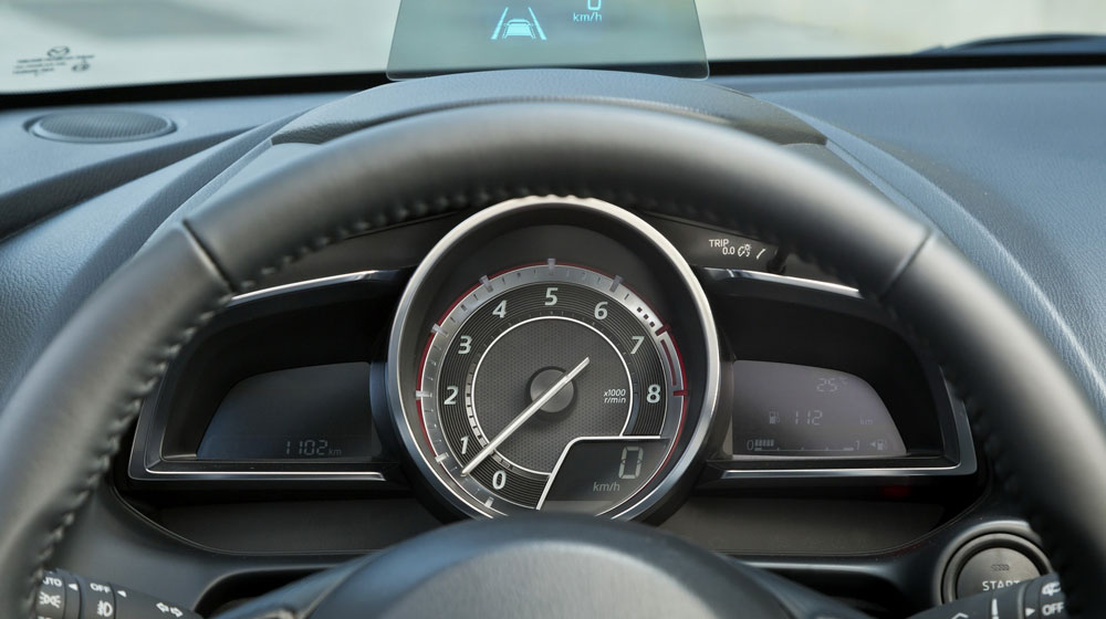 Đồng hồ lái của Mazda2 2015 1