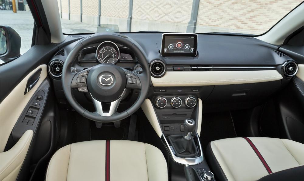 Nội thất của Mazda2 2015 được truốt lại kiểu cách nhưng vẫn giữ nét truyền thống 1