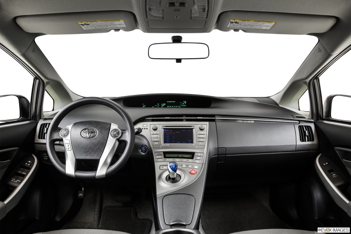 Không gian cabin Toyota Prius 2015 khá rộng rãi và tiện dụng 1