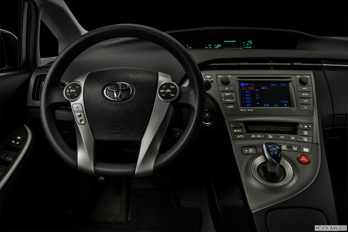 Thiết kế bảng tablo Toyota Prius 2015 1