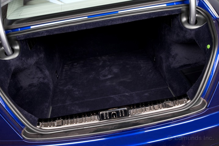 Khoang hành lý trên Rolls-Royce Wraith Coupe 2014 1